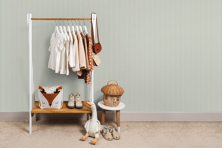 Kinderzimmer mit Kleiderständer, Kleidung, Spielzeug und Accessoires.