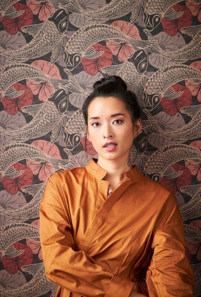 Esstischszene mit drei Glaskugel-Pendelleuchten