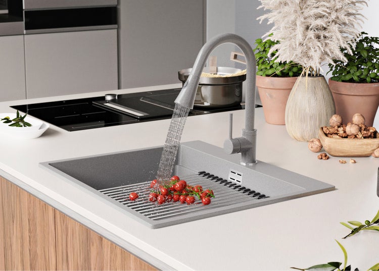 Spüle mit Abtropfgitter und Armatur in einer modernen Küche