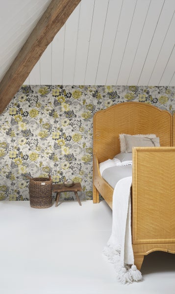 Helles Schlafzimmer mit floraler Tapete, Holzdecke und Holzbalken.