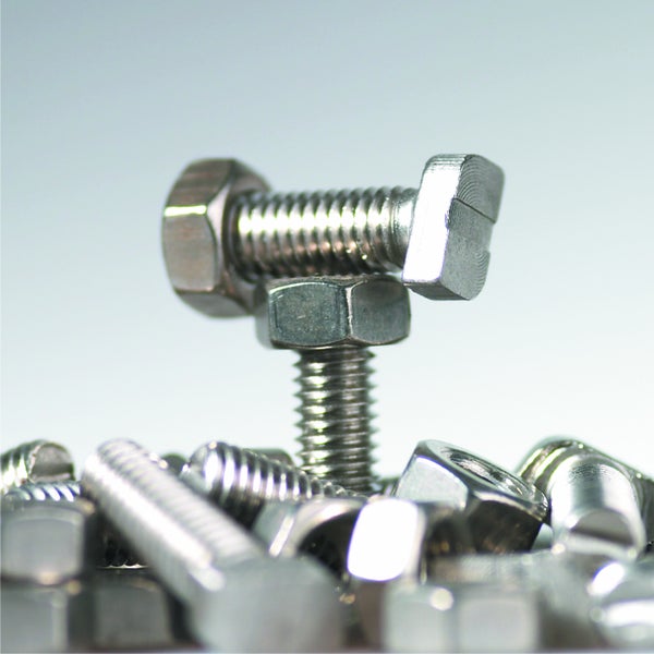 Hammerschrauben und Sechskantmuttern aus Metall.