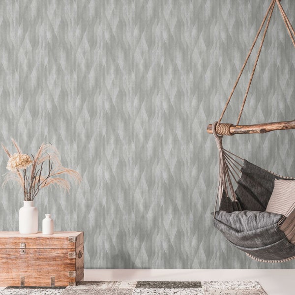 Raum mit grauer Design Tapete, Hängekorb und Holztruhe