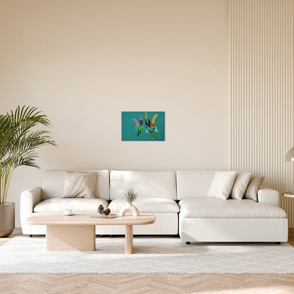 Wohnzimmer mit Sofa und einem gerahmten Bild an der Wand