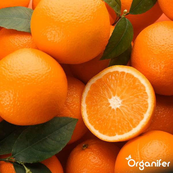Frische Orangen, ganze Früchte und eine aufgeschnittene Hälfte, teilweise mit Blättern. Organifer Logo.