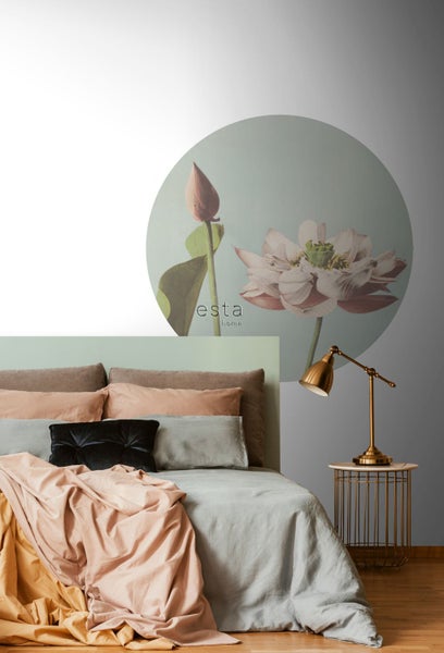 Schlafzimmer mit Bett, Nachttisch und Wanddekoration mit Blumenmotiv der Marke Esta Home