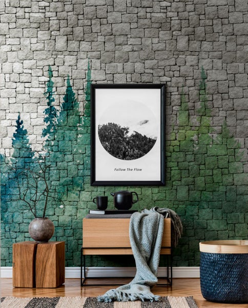 Dekorative Wand mit Steinmuster und Baumdesign, ergänzt durch Möbel und Wohnaccessoires.