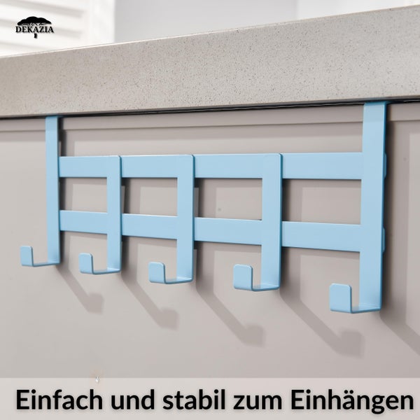 Hellblaue Türhakenleiste mit fünf Haken, eingehängt an einer Schublade. Dekazia Logo.