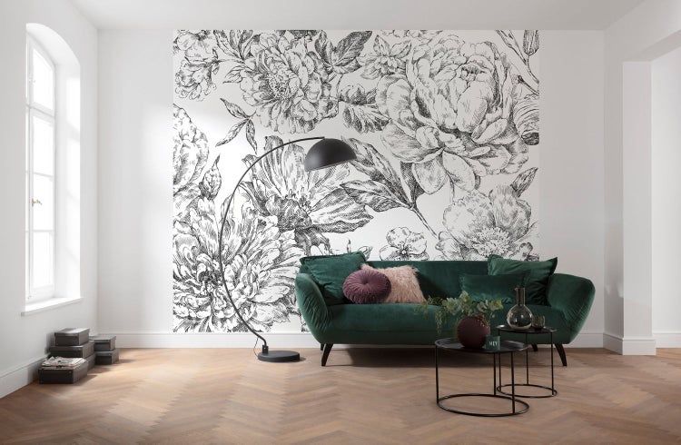 Wohnzimmer mit Blumenmustertapete, Sofa und Stehlampe