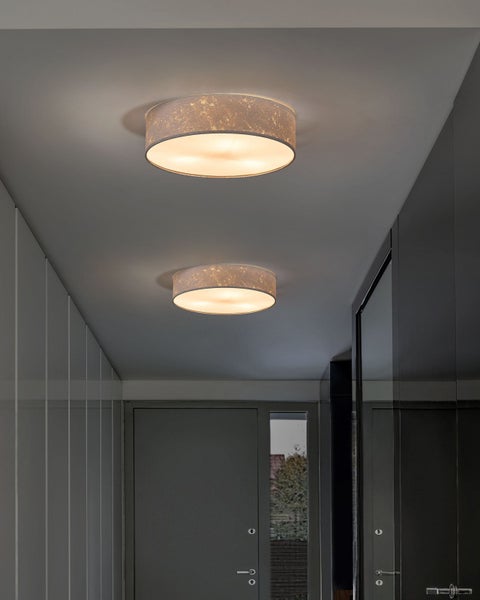 Zwei Deckenleuchten beleuchten einen Flur in einem Haus.