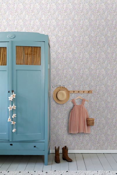 Blumentapete mit Kleiderschrank, Hut, Kleid und Stiefeln im Kinderzimmer
