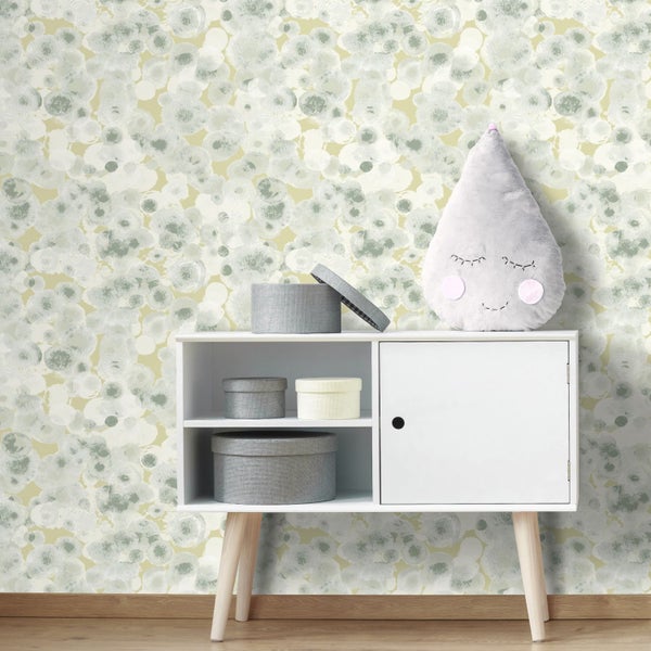 Kinderzimmer mit Vliestapete im abstrakten Kreis-Design, Kleiderschrank aus Holz, Garderobe mit Bären-Rucksack, Jacke und Kinderschuhen.