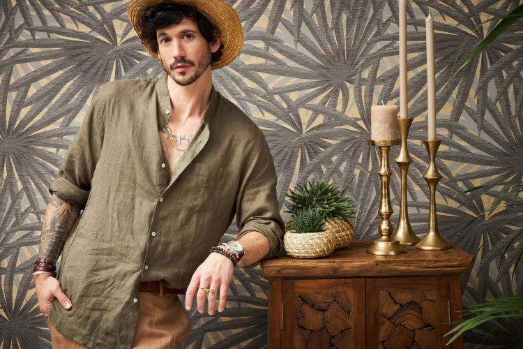 Weinregal aus Holz mit gefüllten Weinflaschen, einer Flasche Wein und einem Weinglas