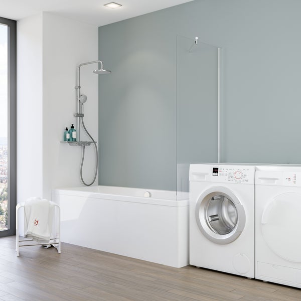 Badezimmer mit Badewanne, Duschabtrennung, Waschmaschine und Wäschetrockner