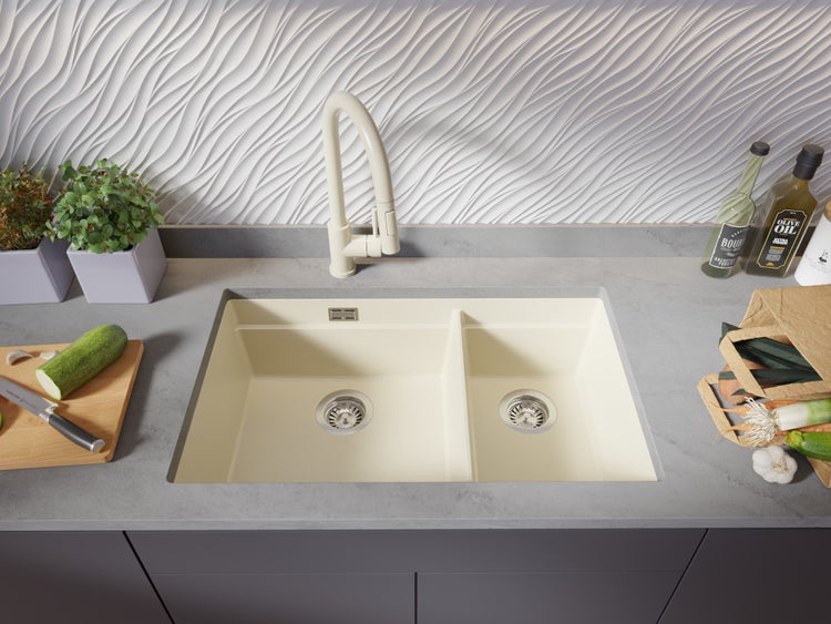 Spüle mit zwei Becken, Armatur und Gemüse auf einer Küchentheke