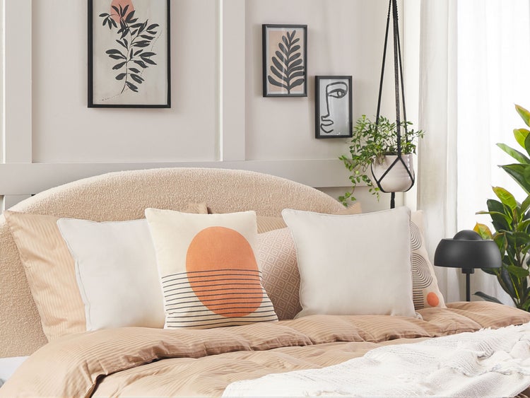 Zwei Kissen mit den Maßen 45 x 45 x 10 cm.