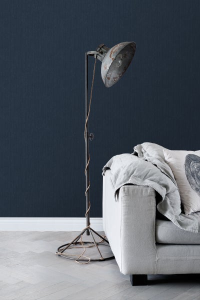 Stehlampe im Vintage-Stil neben einem Sofa in einem hellen, geräumigen Raum