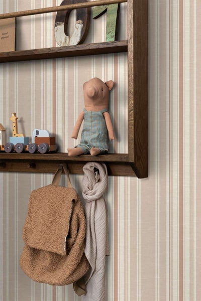 Vliestapete mit vertikalem Streifenmuster in einem Kinderzimmer mit einem Holzregal, Spielzeug und einem Rucksack an der Wand.