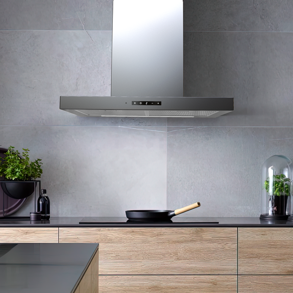 Dunstabzugshaube in einer modernen Küche über einem Kochfeld