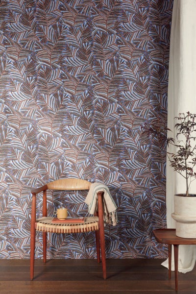 Abmessungen einer abstrakten Skulptur: 32 cm hoch, 23 cm breit, Sockel 10 cm hoch und 11 cm breit.