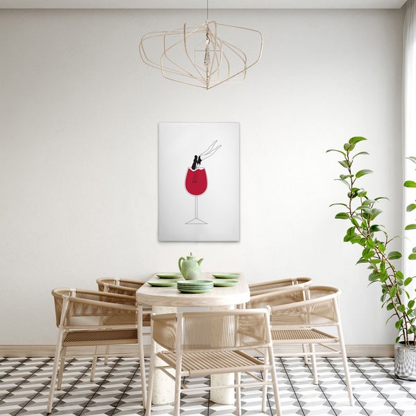 Dekoratives Wandbild mit Frau im Weinglas über einem Esstisch