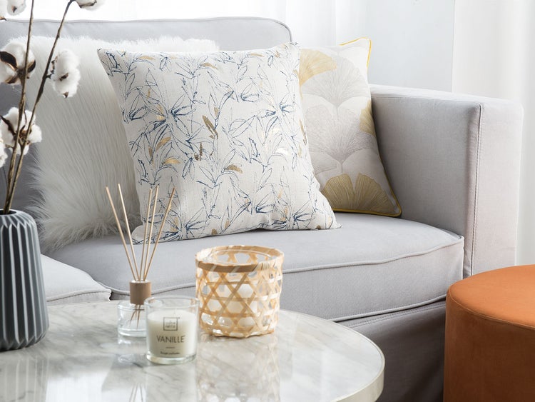 Zwei dekorative Kissen mit floralem Muster.