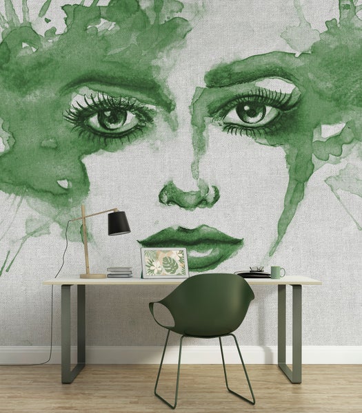 Ein modern eingerichteter Arbeitsplatz mit einer großflächigen Fototapete, die ein Frauengesicht im Aquarellstil zeigt.