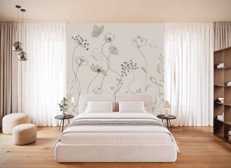 Schlafzimmer mit Bett, Nachttischen, Tapete mit Blumenmuster und Vorhängen.