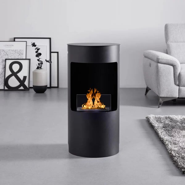 Schwarzer Bioethanolkamin im modernen Wohnraum.