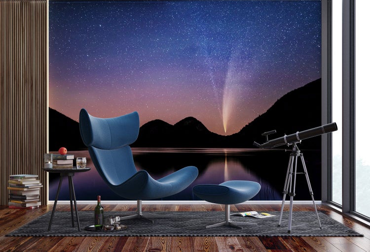 Wohnzimmer mit Sessel, Teleskop und Fototapete mit Sternenhimmel