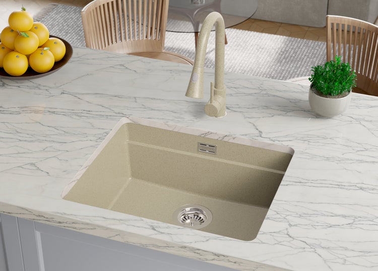 Küchenspüle mit Armatur auf einer Marmorarbeitsplatte mit Dekoration