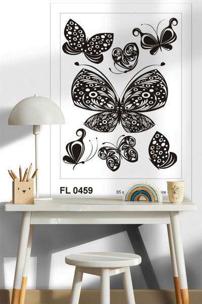 Wanddekoration mit Schmetterlingsmotiven auf einem Schreibtisch