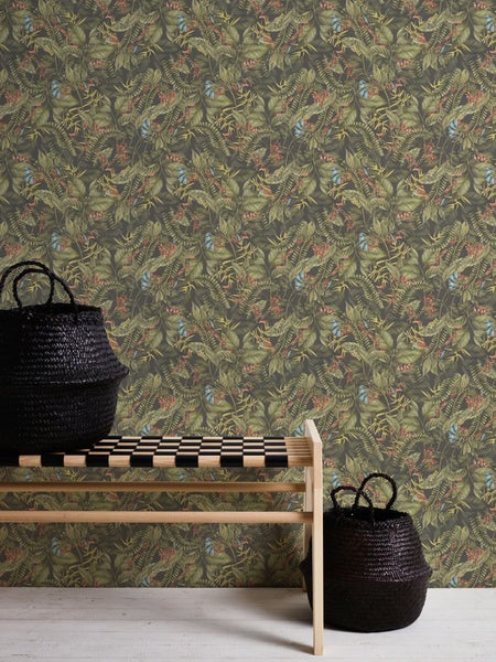 Szene mit floraler Tapete, Pflanze und Büchern auf einem Tisch.