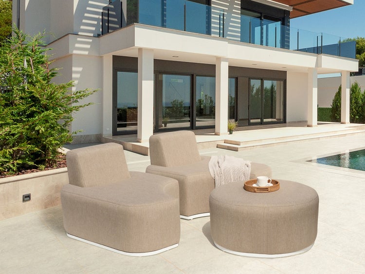 Gartenmöbel-Set mit einer Bank und einem Beistelltisch auf einer Terrasse.