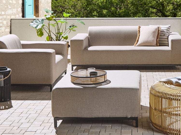 Quadratischer Hocker mit Stoffbezug und Metallbeinen