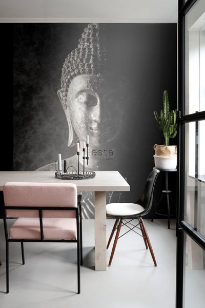 Fototapete mit Buddha-Motiv hinter Tisch und Hocker
