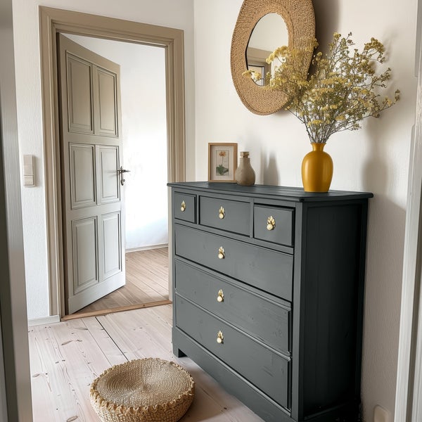 MissPompadour Kreidefarbe für Möbel grau 750ml, Comfort Grey - Holzfarbe, Holzlack matt innen - Möbellack, Möbelfarbe ohne Schleifen - Kreidefarbe für Holz - CosyColours