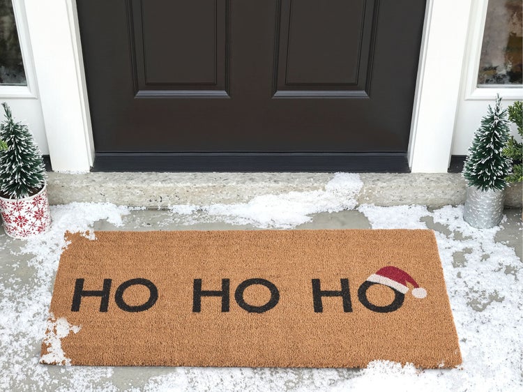 Fußmatte mit dem Schriftzug Ho Ho Ho und Weihnachtsmütze