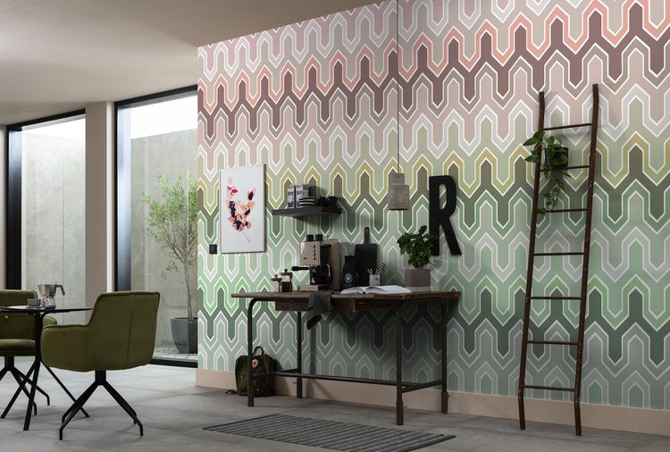 Wohnraum mit Retro-Tapete, Schreibtisch, Leiter und Dekorationen für einen Vintage-Look.