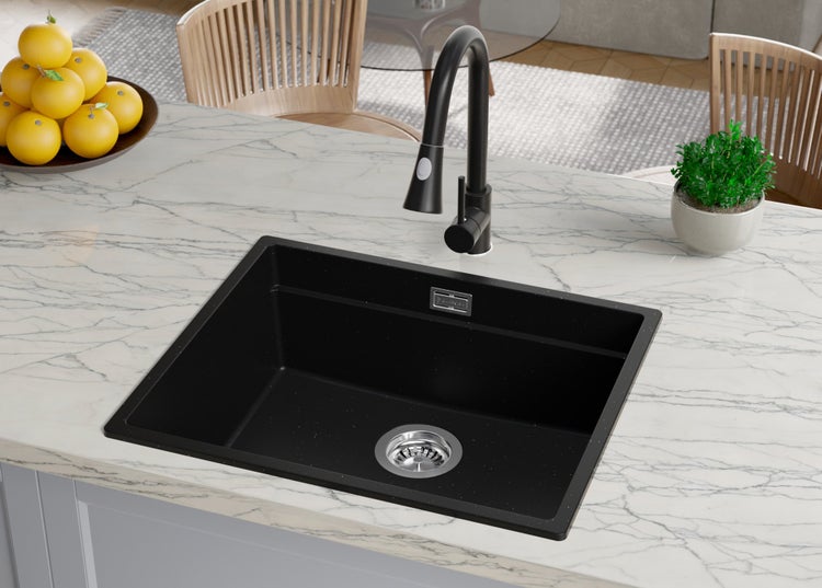 Schwarzes Küchenspülbecken mit Wasserhahn auf einer Küchentheke