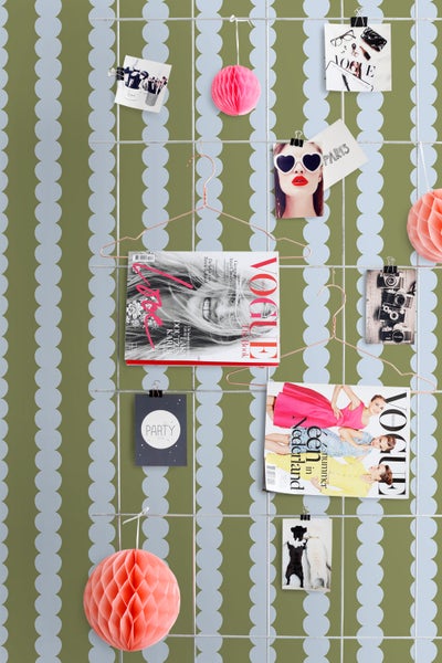 Dekorative Wand mit Zeitschriftencollage und Accessoires