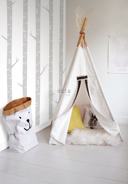 Kinderzimmer mit Spielzelt, Bärenpapiertüte und Birkenmuster-Tapete