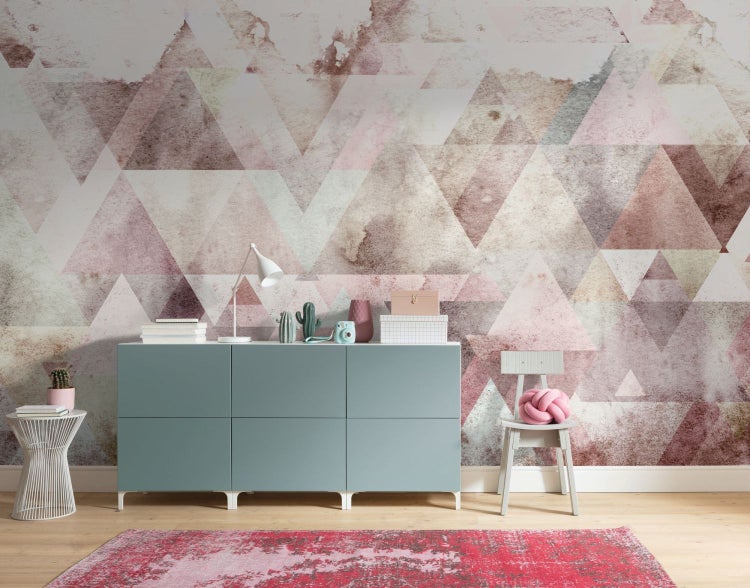 Helles Zimmer mit geometrischer Tapete, Sideboard, Stuhl und Teppich