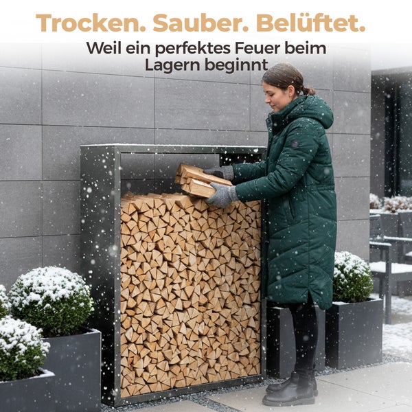 Frau lagert Brennholz in einem Holzregal im Winter
