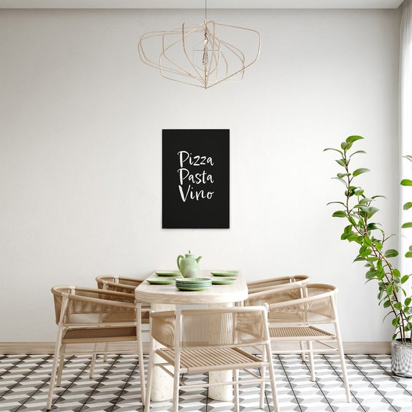 Esszimmer mit Esstisch und Wandbild mit der Aufschrift Pizza Pasta Vino