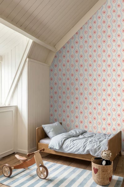 Vliestapete mit Sonnen- und Mondmuster in einem hellen Kinderzimmer mit Holzbett, Dachschräge und Holzspielzeug.