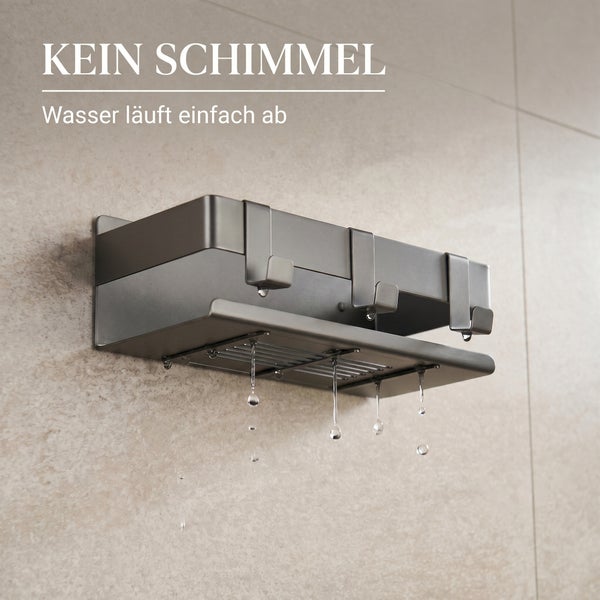 Duschablage aus Metall mit Haken und Wasserablaufsystem an einer gefliesten Wand.