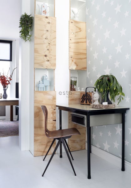 Dekoratives Zimmer mit Schreibtisch, Stuhl und Holzregalen