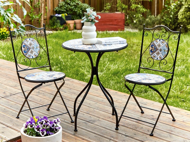 Gartenset mit Tisch und zwei Stühlen auf einer Holzterrasse