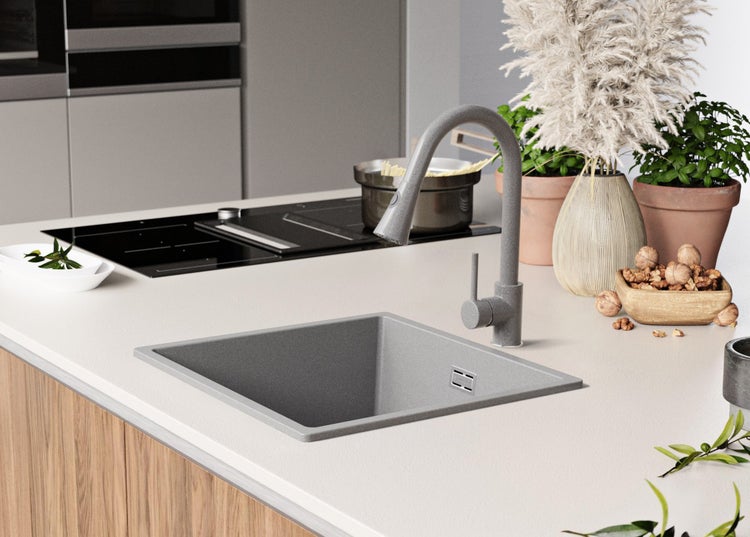 Küchenszene mit Spüle, Armatur und Kochfeld