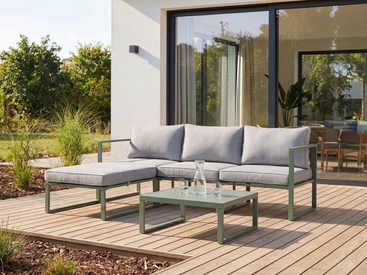 Modernes Garten-Lounge-Set auf einer Holzterrasse mit Ecksofa, grauen Polstern und grünem Metallgestell sowie passendem Couchtisch.